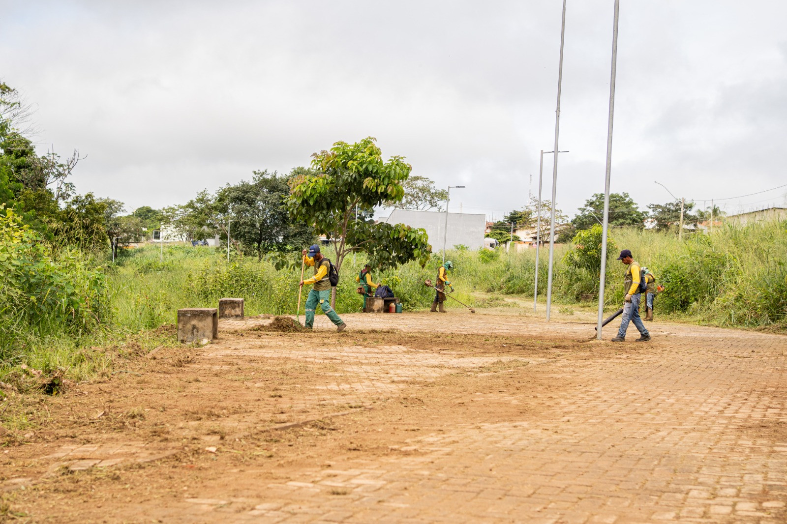 Prefeitura de Goianésia inicia limpeza do Parque Municipal Aroldo Carrilho e Lagoa do Negrinho Carrilho