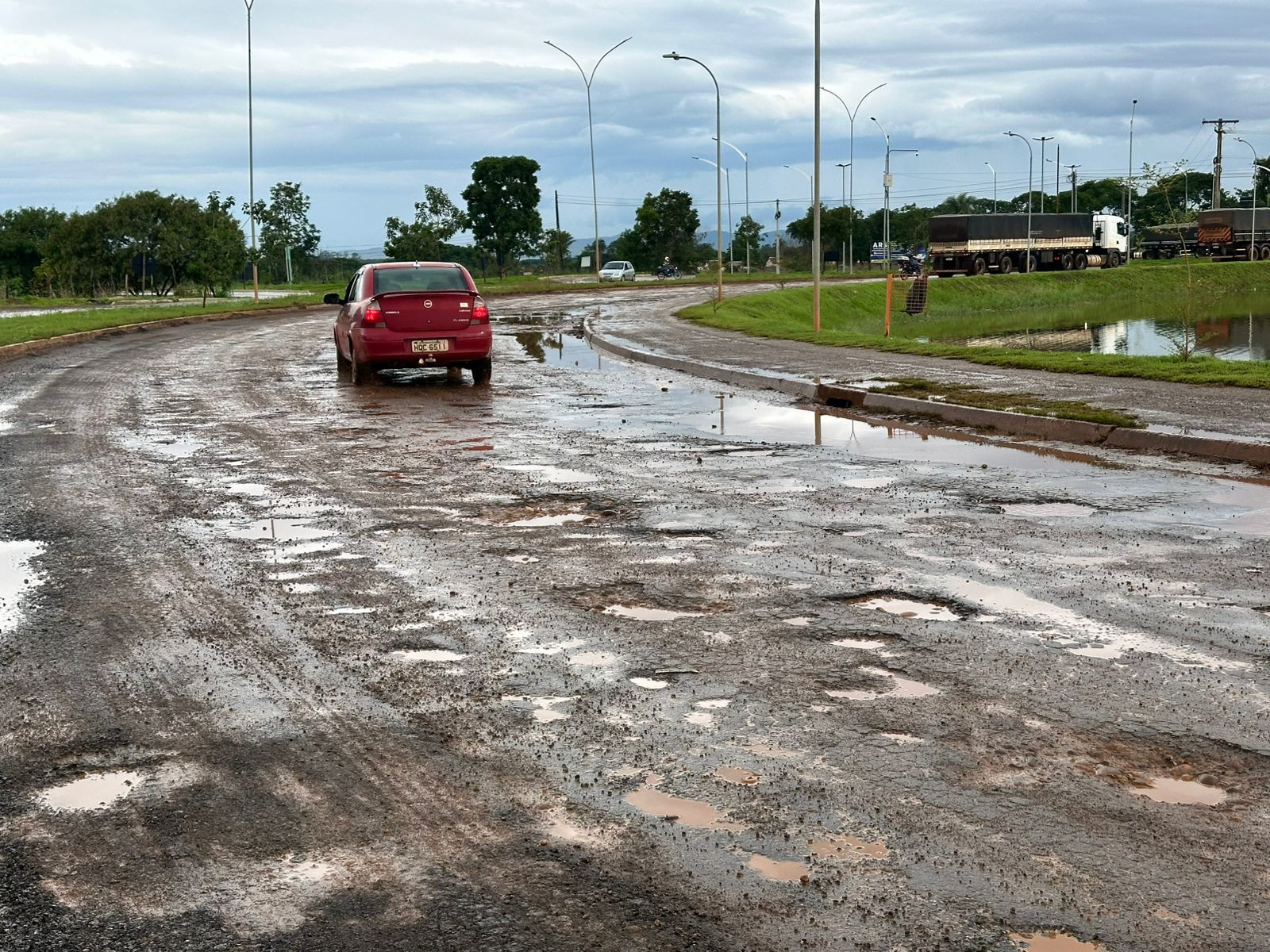 Buracos tomam conta de ruas e avenidas de Goianésia; motoristas pedem providências