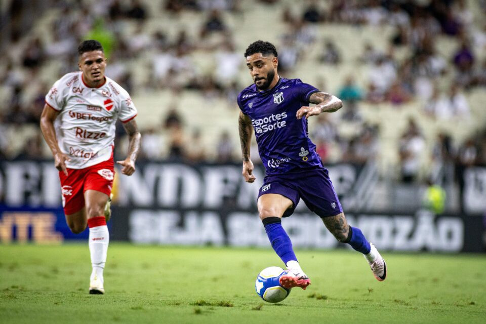 Vila Nova sofre gol rápido, é goleado pelo Ceará, mas segue no G-4