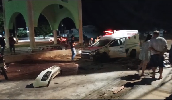 Ambulância colide em pórtico em construção na cidade de Carmo do Rio Verde