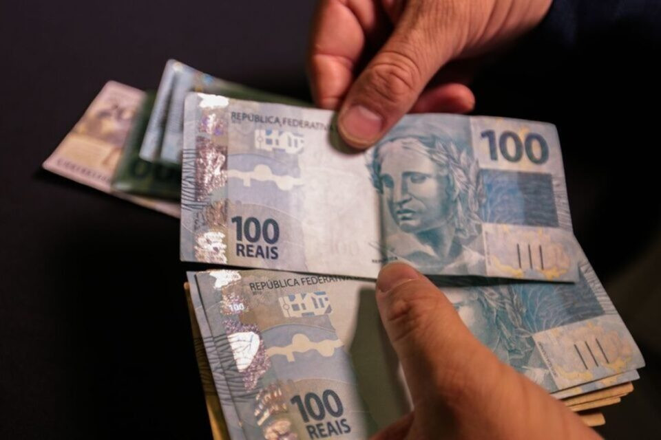 Primeira parcela do 13º deve ser paga até o dia 30 de novembro; entenda