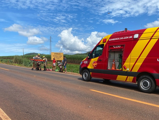 Corpo de Bombeiros é acionado para socorrer vítima de queda de moto próximo à Jalles