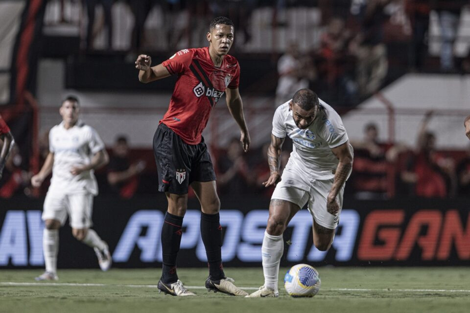 Atlético Goianiense sai na frente, mas fica no empate contra o Grêmio e permanece igual