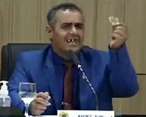 Vereador Wagner Cigano viraliza nas redes sociais em vídeo onde mostra prótese dentária 