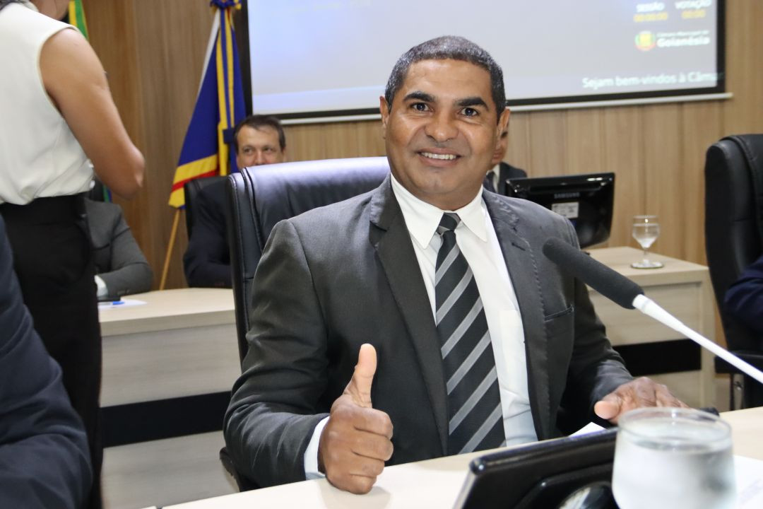 Vereador Edilson Cabecinha solicita conclusão dos meios-fios em bairros de Goianésia