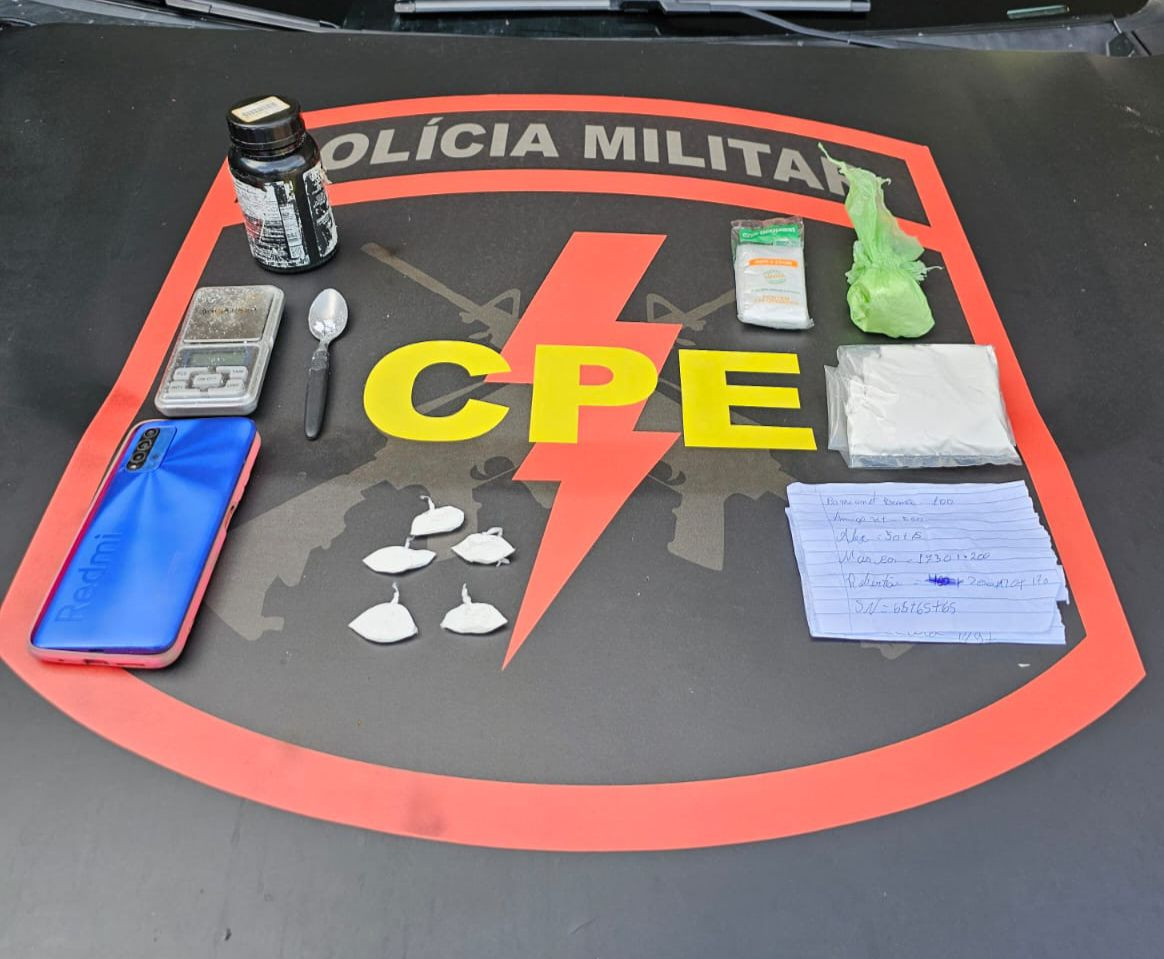 Traficante de drogas é preso pelo CPE com entorpecentes e anotações das vendas