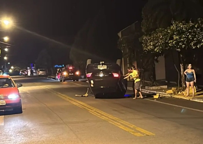 Veículo capota em Jaraguá e motorista foge com acompanhantes deixando latas de cerveja dentro do carro