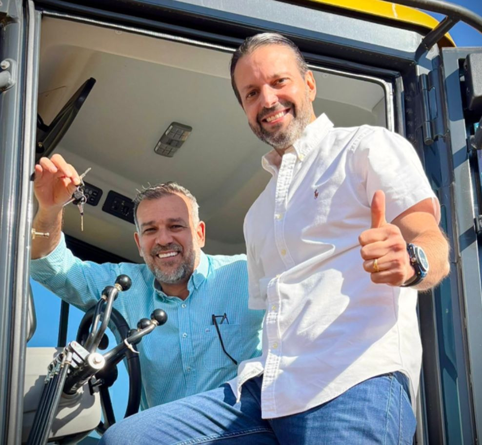 Renato de Castro recebe motoniveladora nova  por meio de articulação do Alexandre Baldy