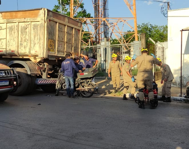 Corpo de Bombeiros de Goianésia socorrem motociclista que colidiu contra carreta