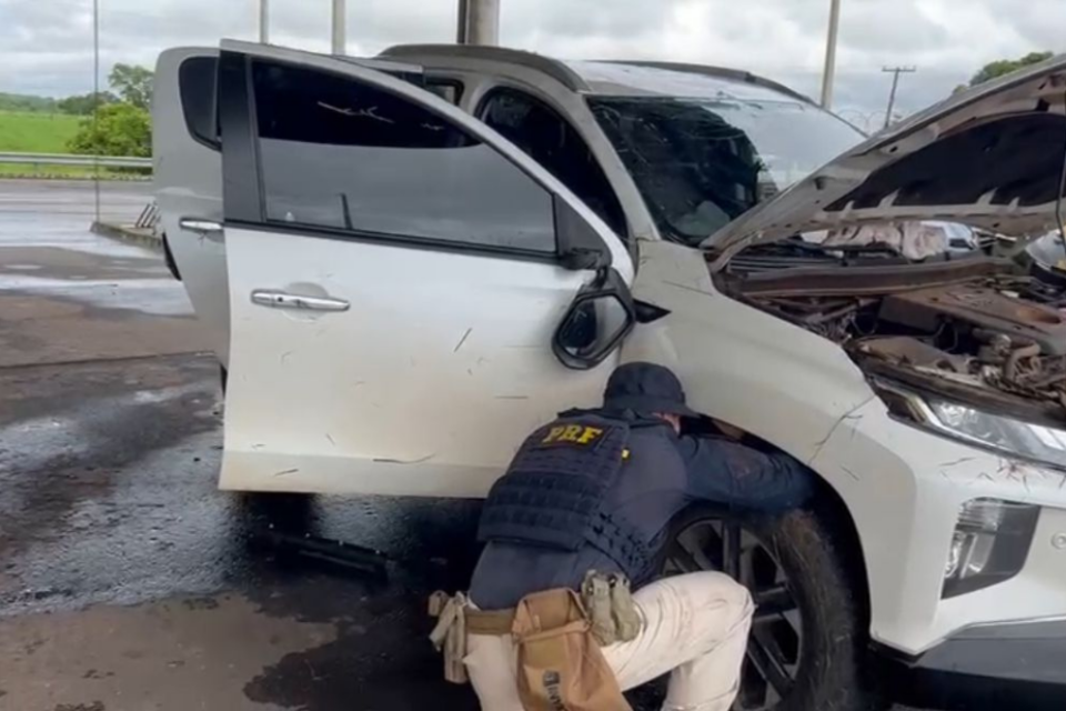 Homem se envolve em acidente de trânsito e acaba preso por conduzir caminhonete roubada
