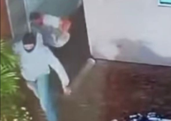 Bandidos tentam roubar posto de combustíveis no centro da cidade em plena luz do dia