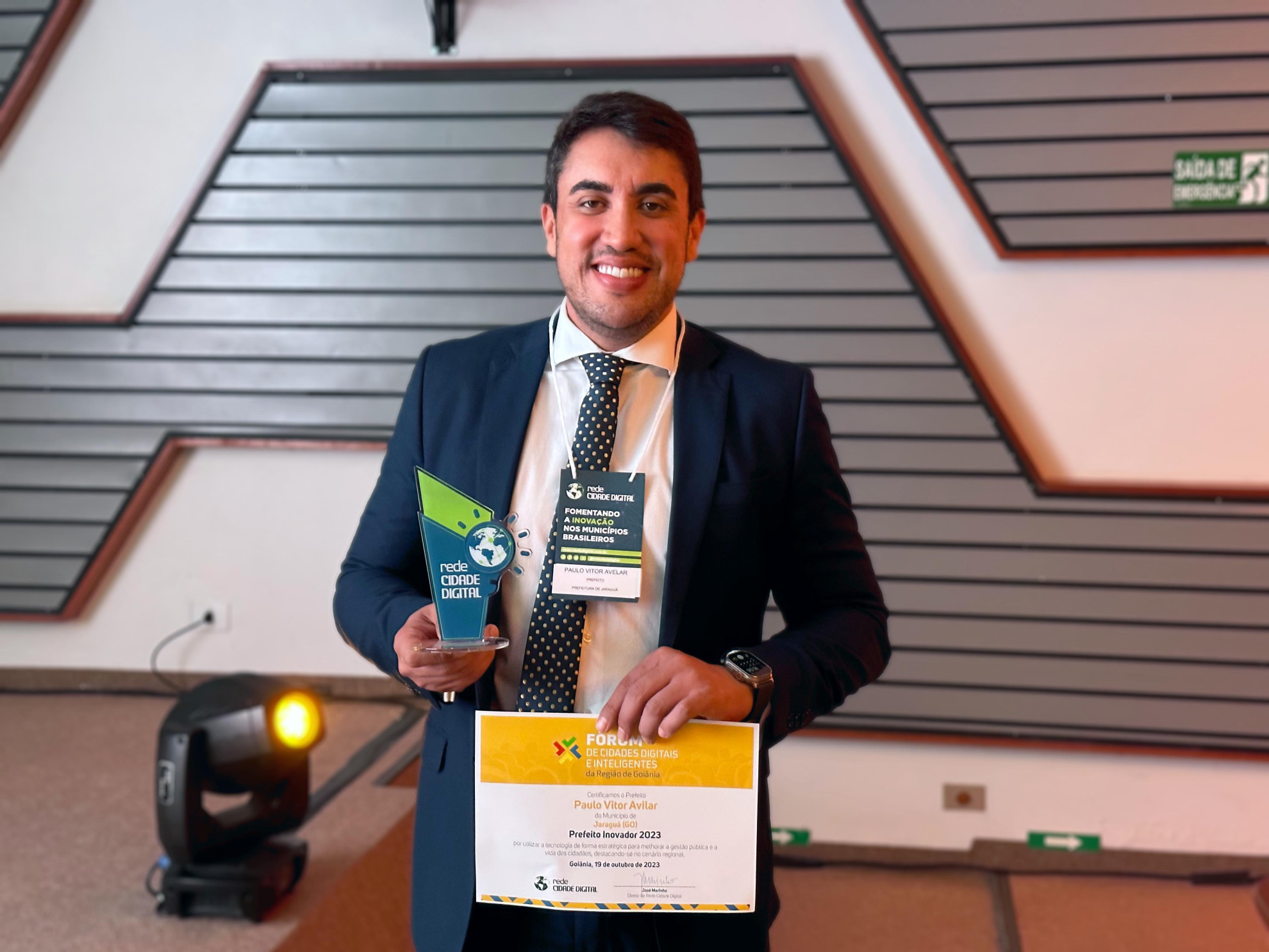 Prefeito de Jaraguá, Paulo Vitor Avelar, Recebe o Prêmio de Prefeito Inovador 2023