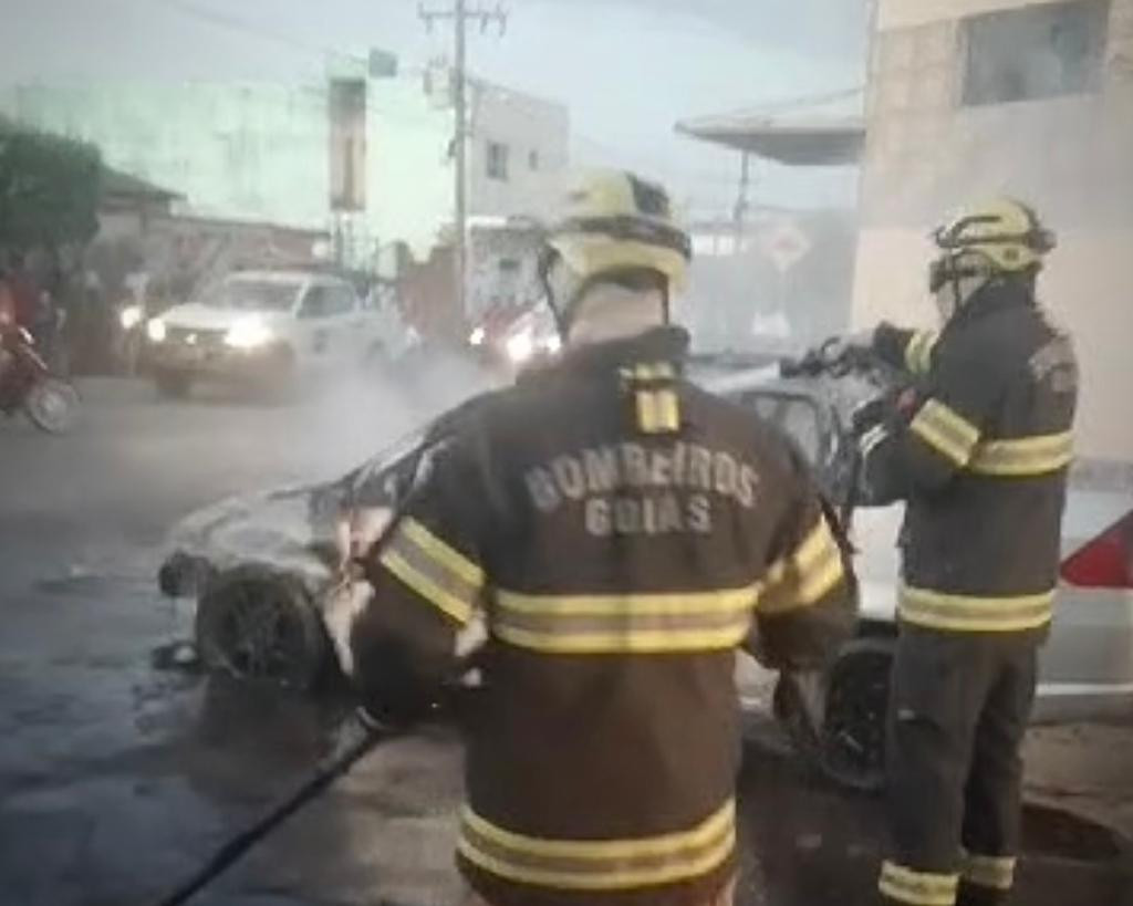 Carro pega fogo em Goianésia e Corpo de Bombeiros é acionado para combater as chamas