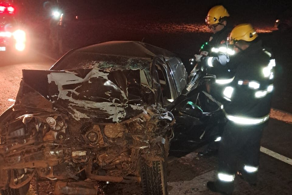 Grave acidente deixa uma pessoa morta próximo a Jataí: vítima ficou presa às ferragens