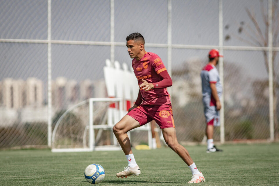 Elias destaca importância de duelo entre Vila Nova e Coritiba na reta final da Série B