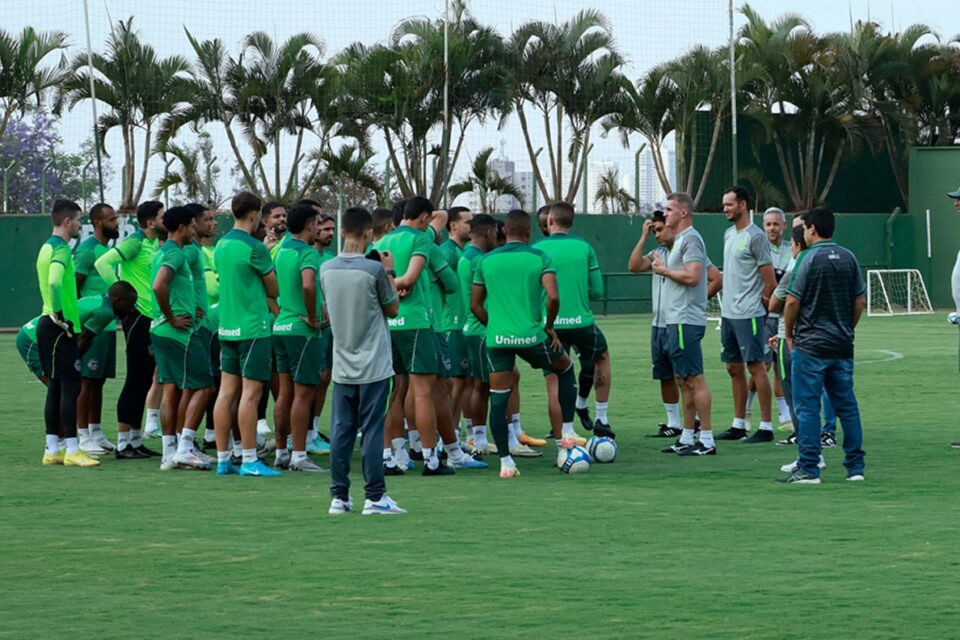 Com jogos contra rivais da parte de cima da tabela, Goiás terá mês decisivo na Série B