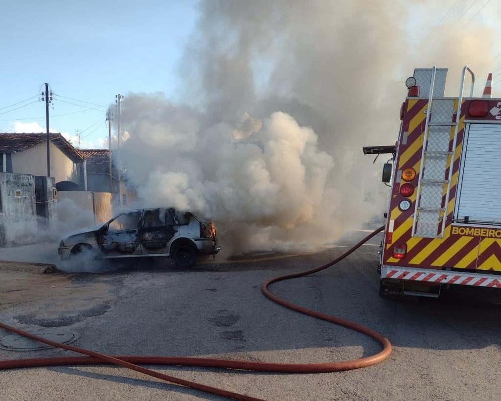 Corpo de Bombeiros atendem ocorrência de incêndio em veículo no bairro Nova Aurora