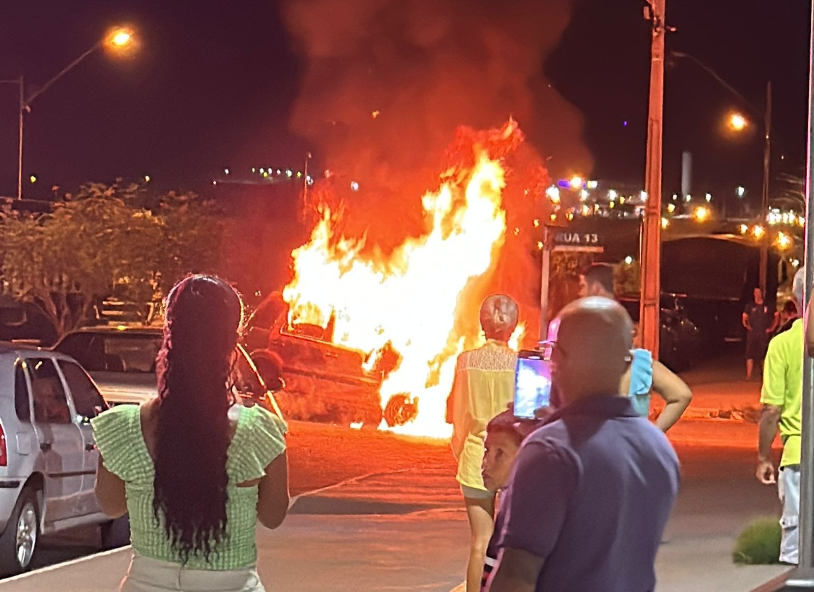 Carro estacionado pega fogo e fica completamente destruído na praça do bairro Granville