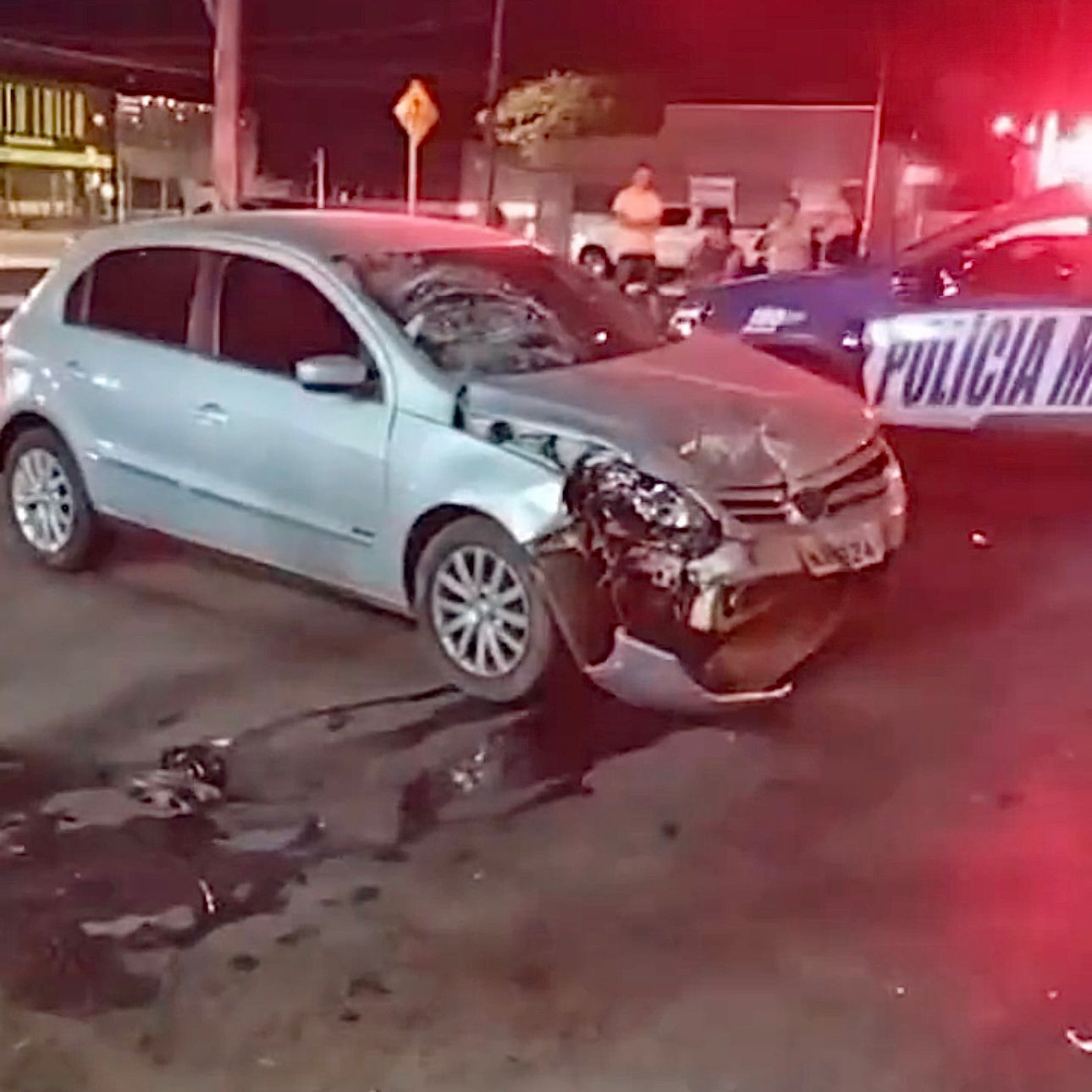 Motociclista é atingido por carro em alta velocidade no semáforo do Nova Aurora