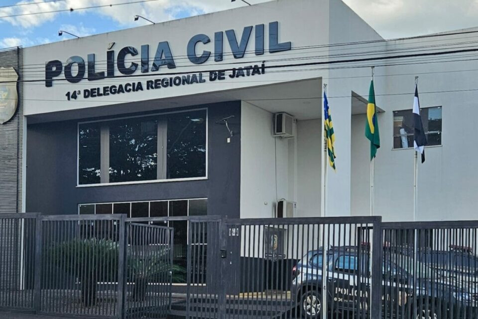 Jataí: mulher pula de carro em movimento para se livrar de agressões do companheiro