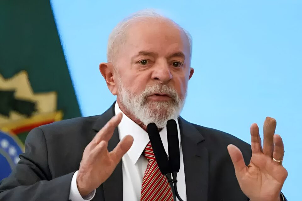 Com problema técnico, avião de Lula fez 50 voltas no céu do México até pousar