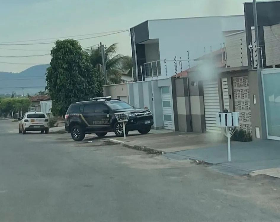 Casa no setor Universitário é alvo da Polícia Federal em busca de suspeito de tráfico internacional de drogas