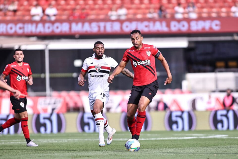 São Paulo marca no início do jogo e vence o Atlético Goianiense no Morumbis