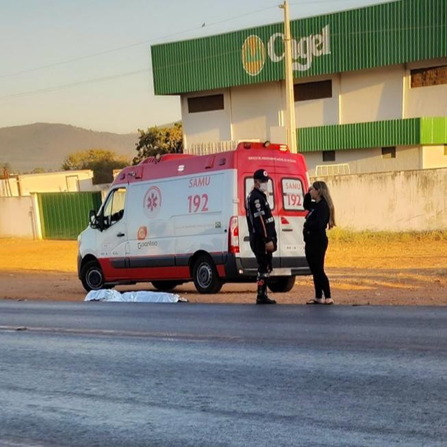 Vítima de acidente foi atropelada depois de bater na traseira de um veículo; entenda