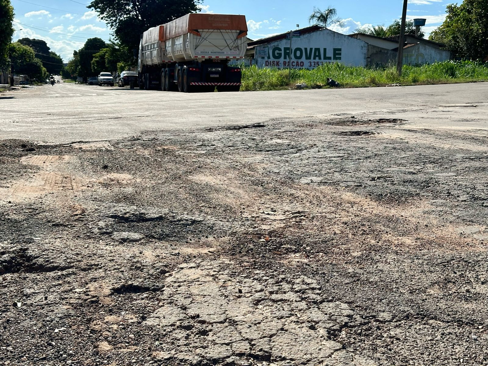 Moradores do bairro Colina Park reivindicam a manutenção do asfalto no setor