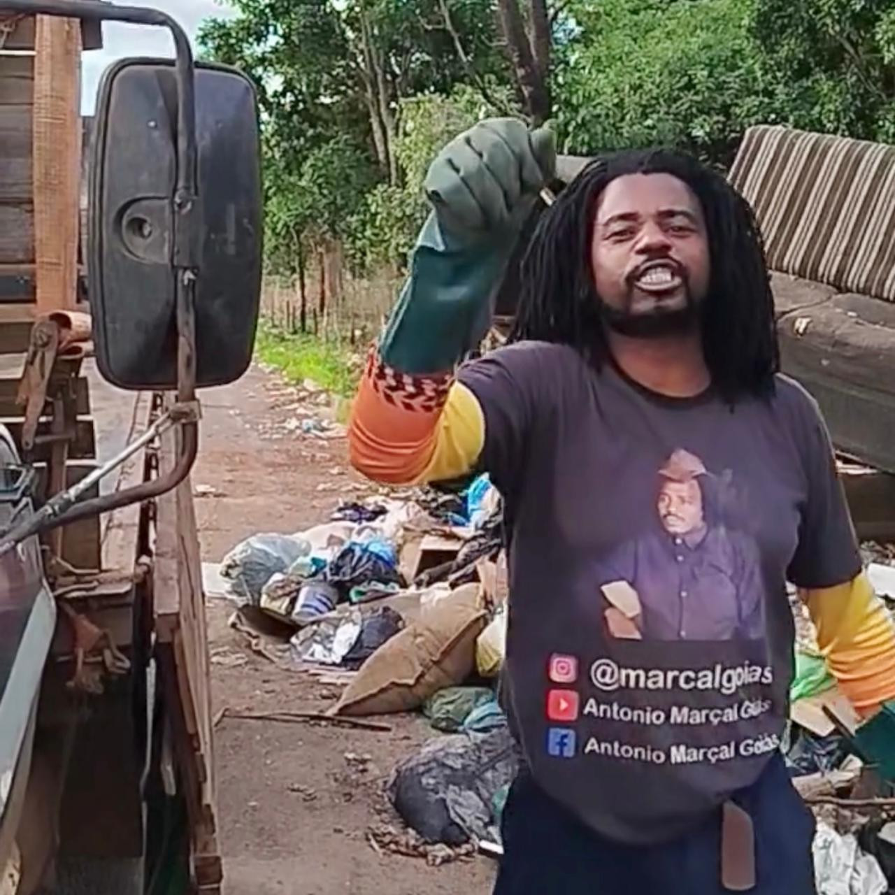Influenciador digital Antônio Marçal aluga caminhão e faz limpeza em Goianésia