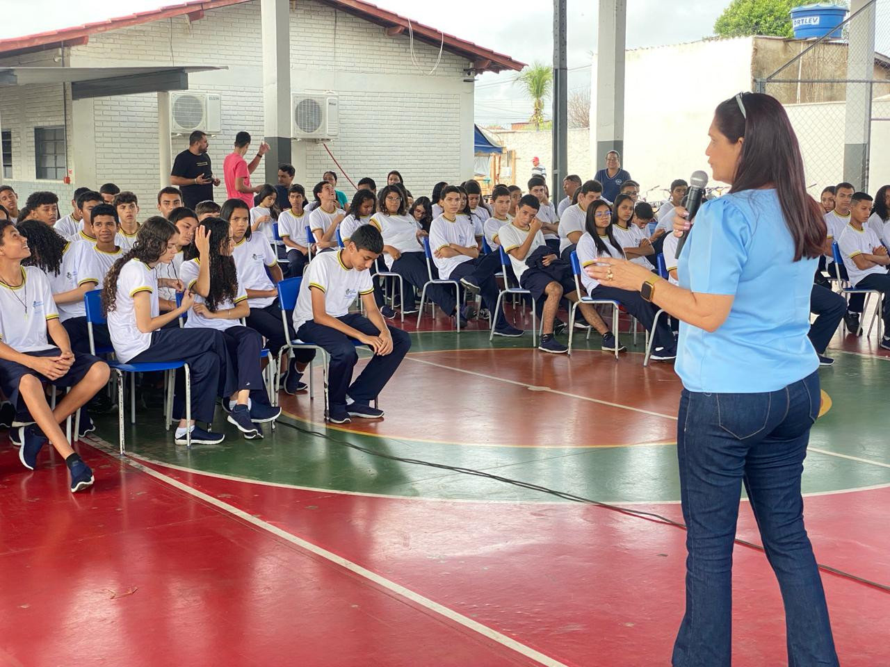 Coordenadora regional de Educação realiza entrega de cartões do programa Bolsa Estudo