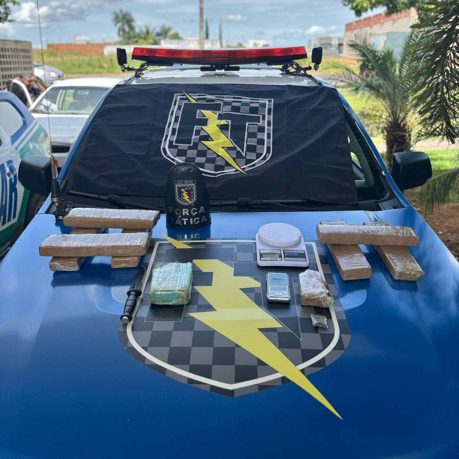 Tático da Polícia Militar prende três suspeitos e apreende grande quantidade de drogas