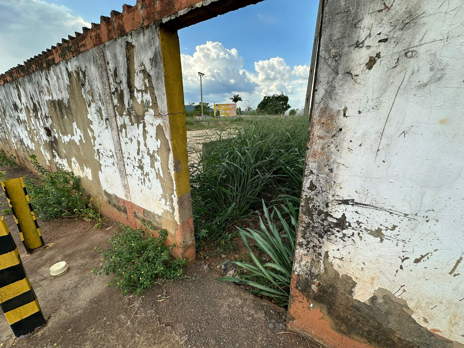 Vereadores organizam vaquinha solidária para reformar quadra de esporte abandonada ao lado do Corpo de Bombeiros