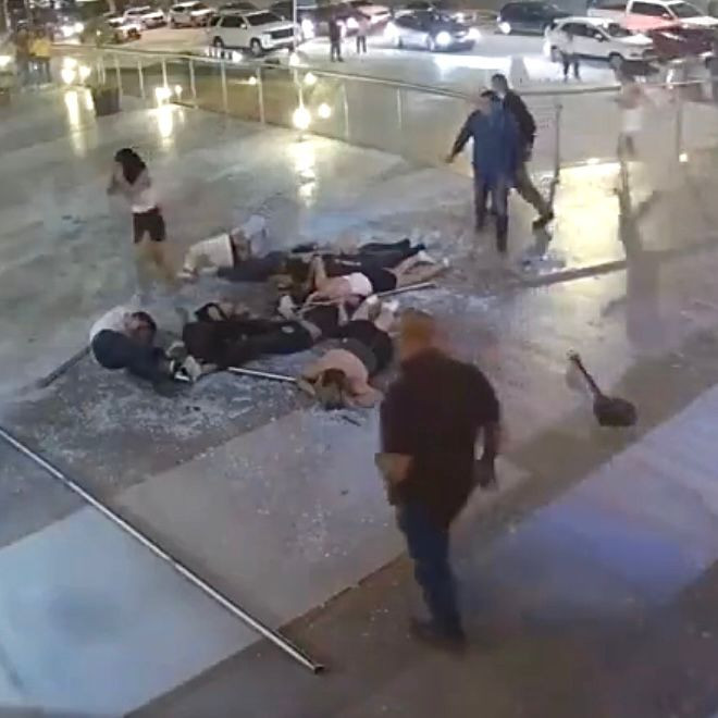 Jovens caem de sacada de vidro em shopping no México; veja o vídeo