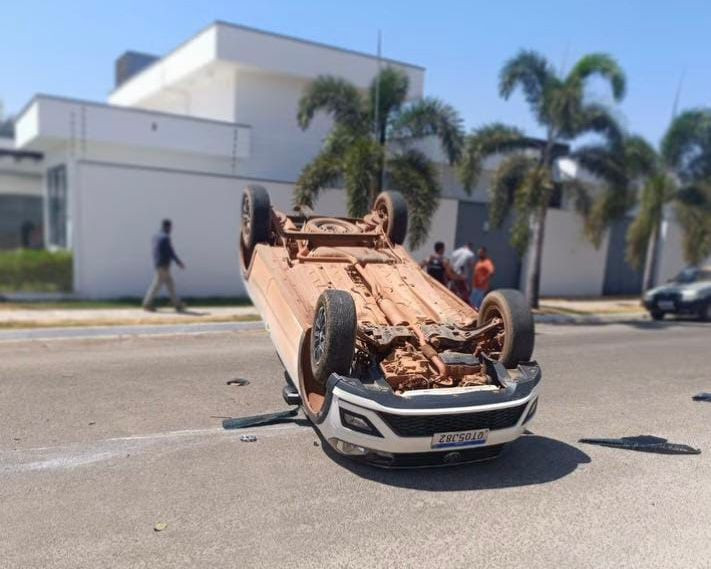 URGENTE – Carro capota no setor Universitário após colidir em outro veículo
