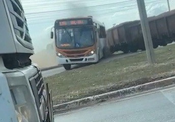Trem de carga colide contra ônibus em Brasília e deixa uma vítima morta no local