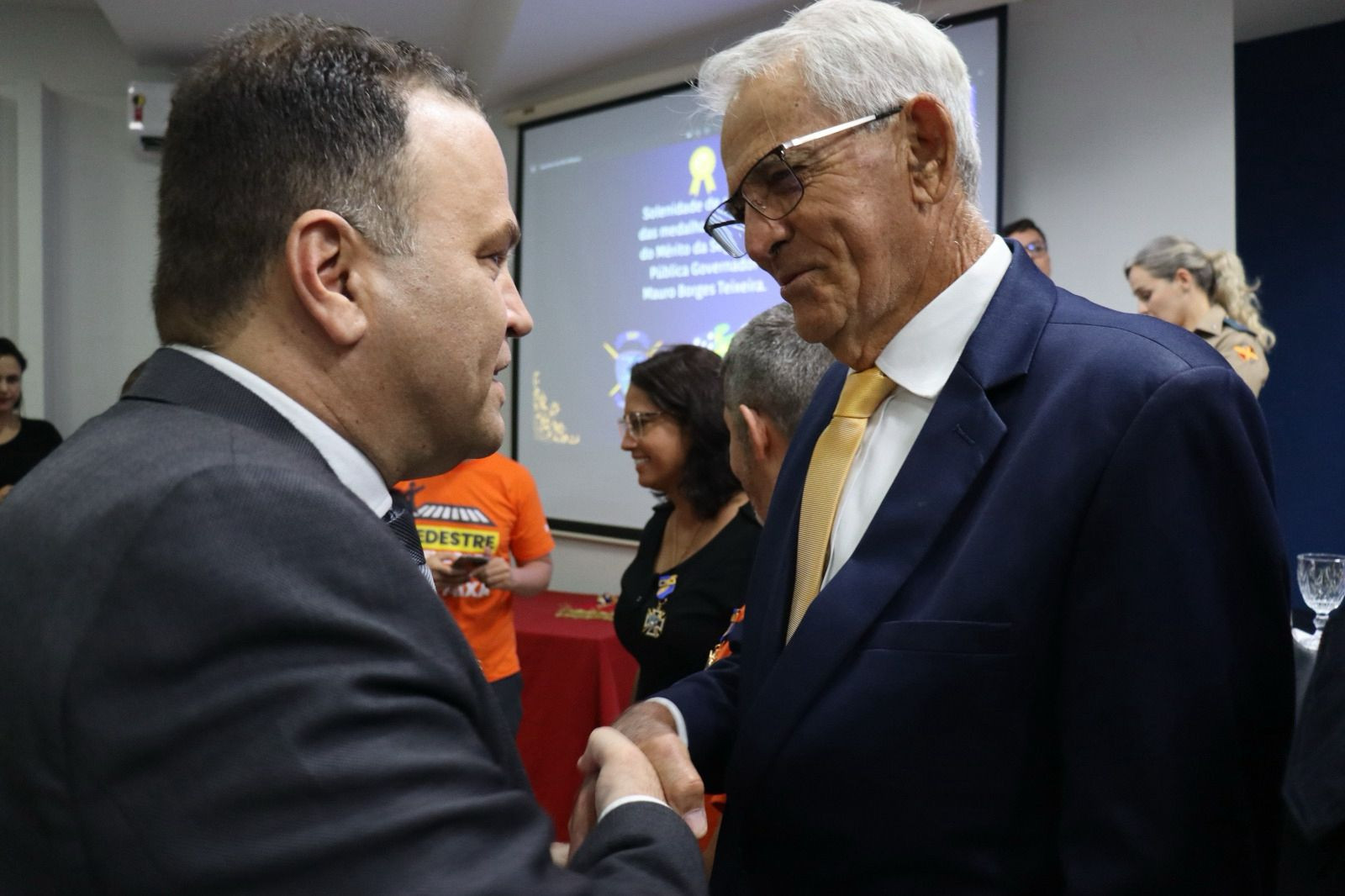 Manoel Castro “Fião” recebe mais alta honraria do secretário de Segurança Pública de Goiás