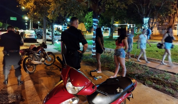 Mulher sem habilitação empina moto na frente da viatura do CPE em Ceres; moto é apreendida