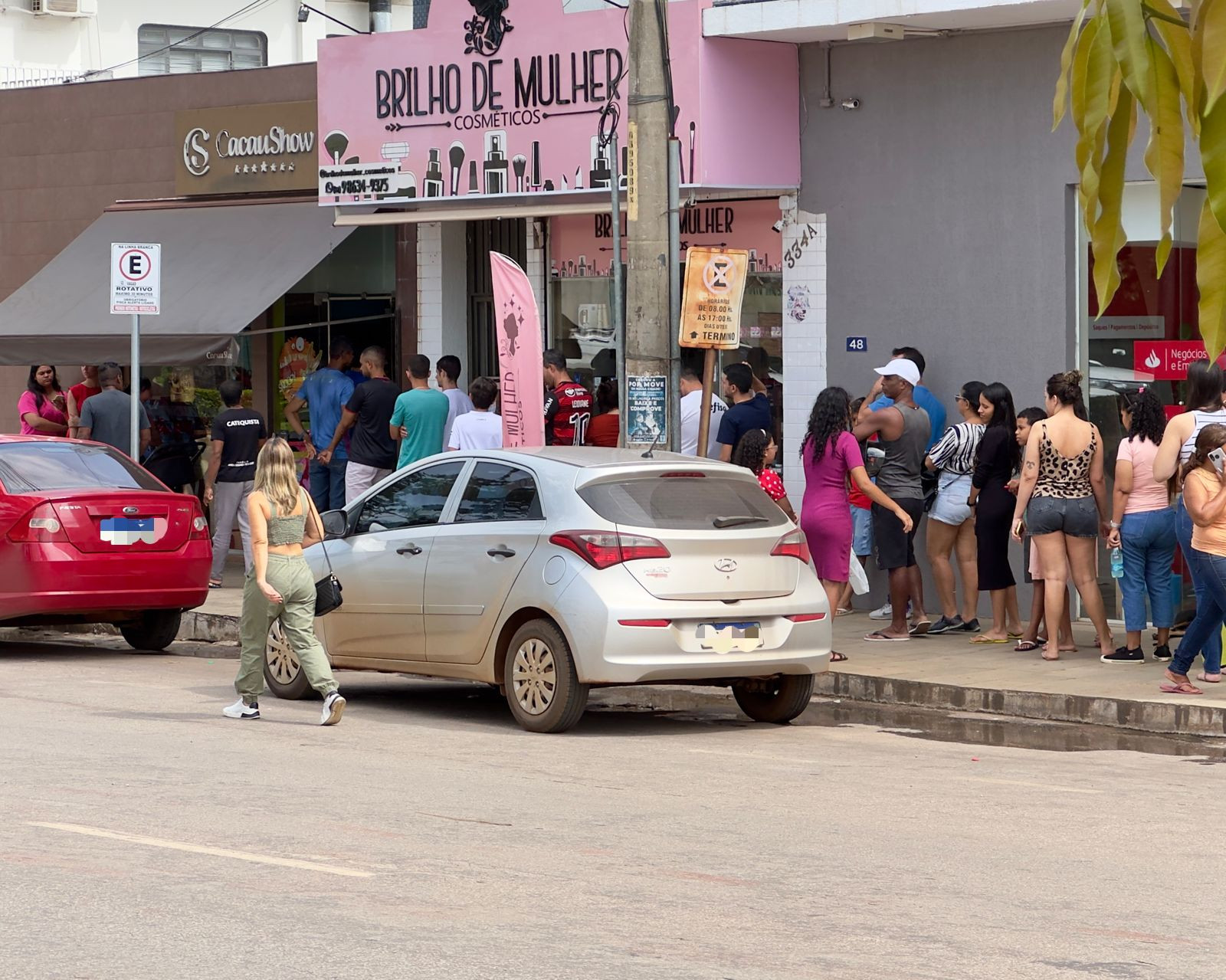 Consumidores de Goianésia enfrentam fila na véspera da páscoa para comprar dos ovos de chocolate