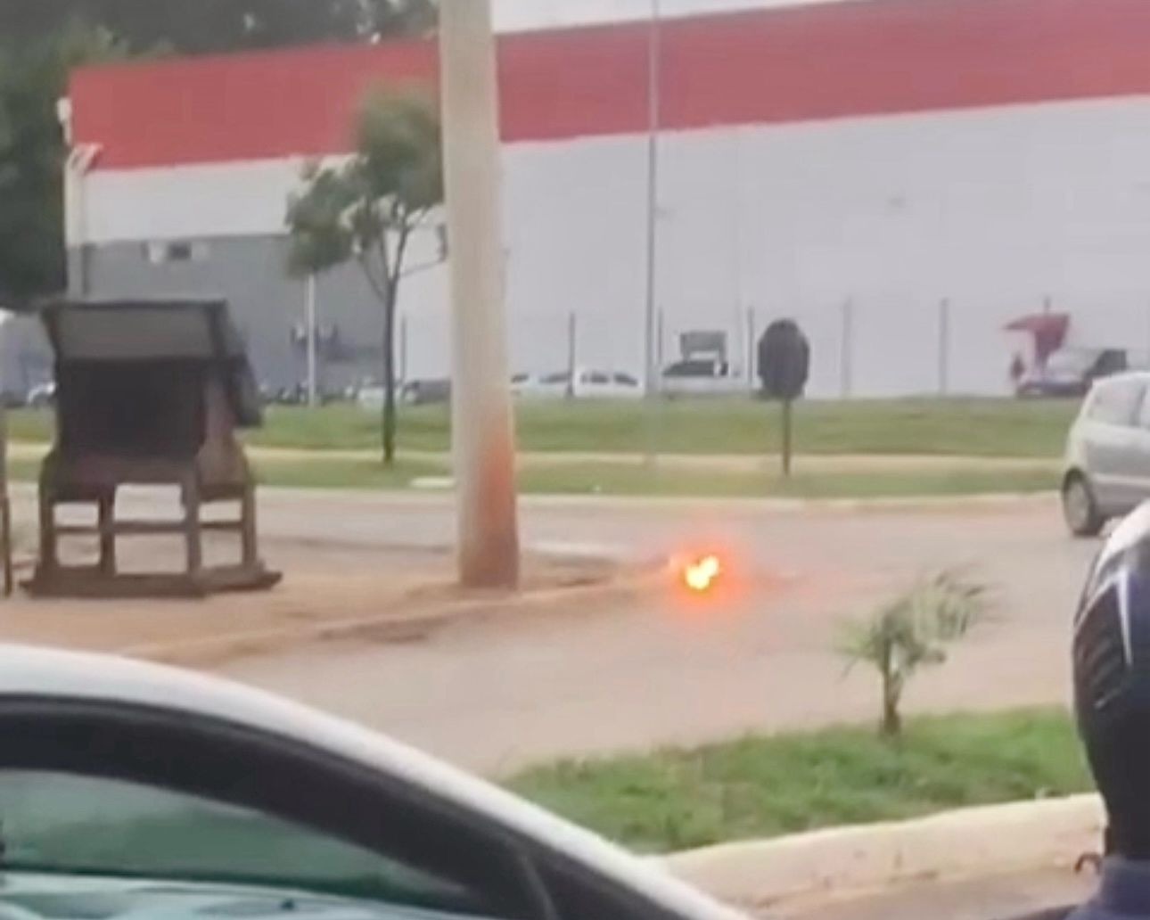 Queda de raio em rede elétrica provoca ruptura de fio de alta tensão no setor sul de Goianésia