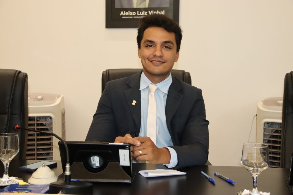 Hiago Matos pede pagamento retroativo do restante do piso salarial dos professores de Goianésia