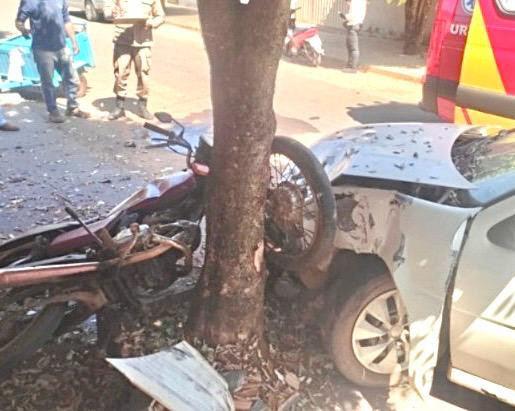 Motorista bêbado perde o controle e bate em duas motos paradas em Goianésia