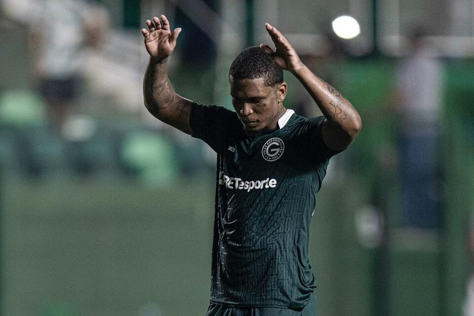 Dono do meio de campo do Goiás, Juninho se destaca em grande vitória sobre o Santos