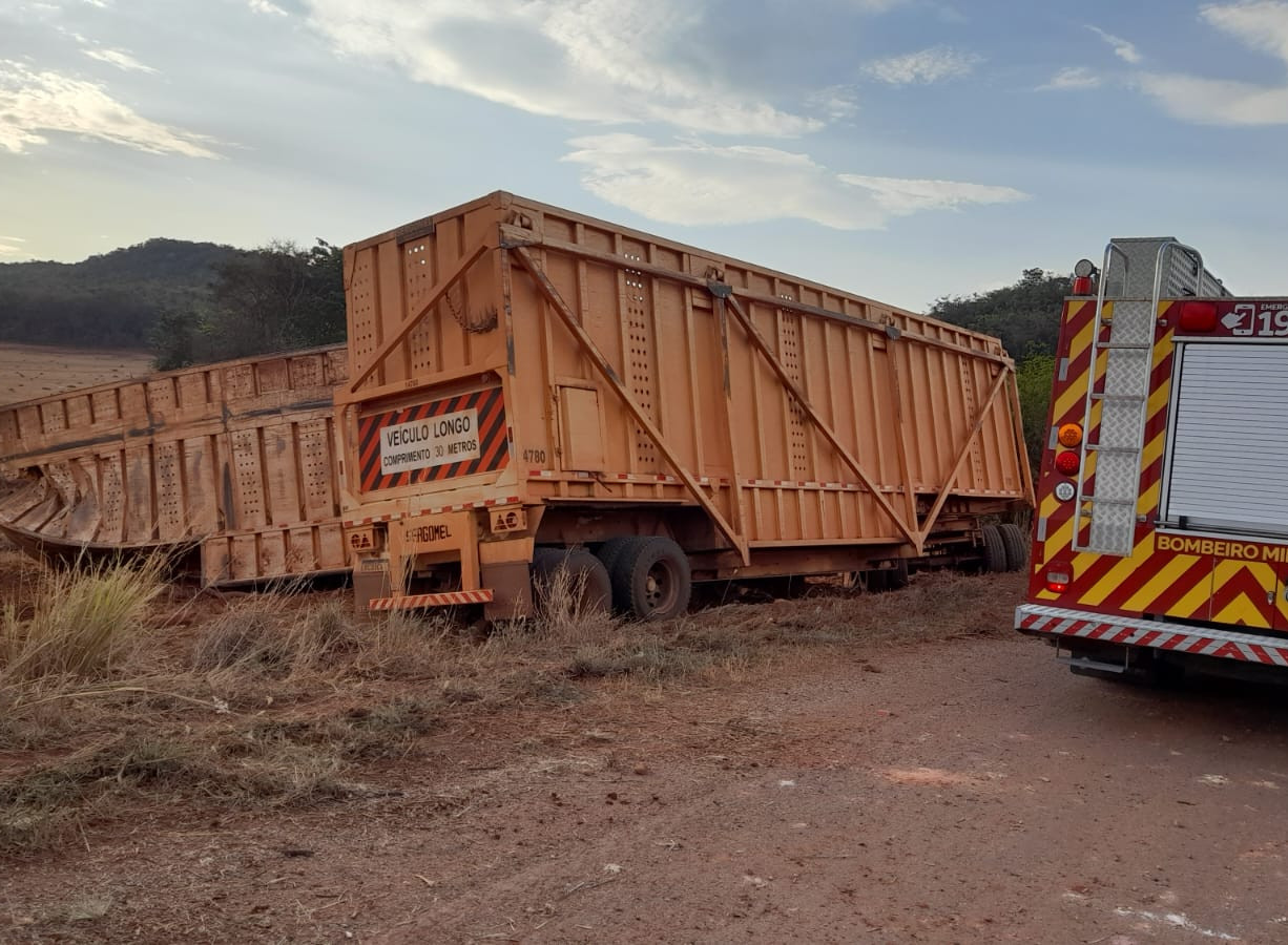 Carreta sai da pista e motorista precisa ser resgatado após ficar preso nas ferragens