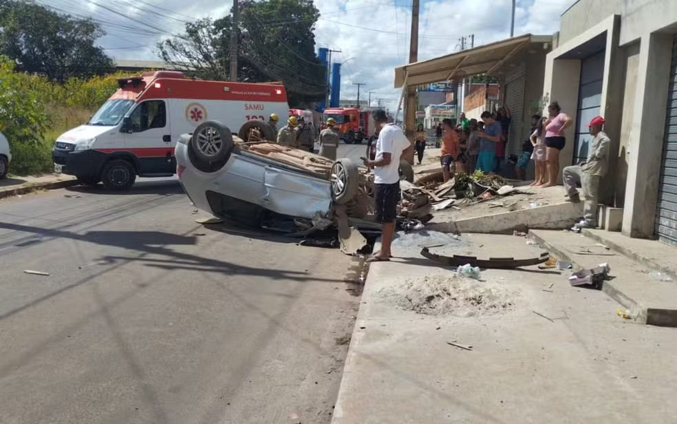 Vídeo: motorista perde controle, sobe em calçada e atropela pedestre