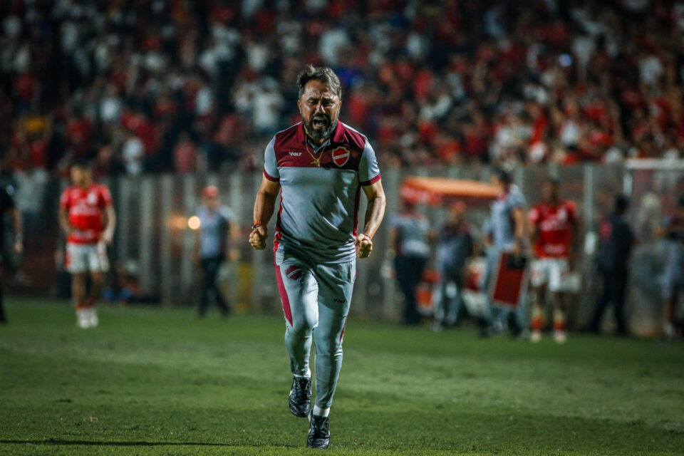Luizinho Lopes elogia Eric Davis após gol decisivo contra o América-MG: “Não se assusta”