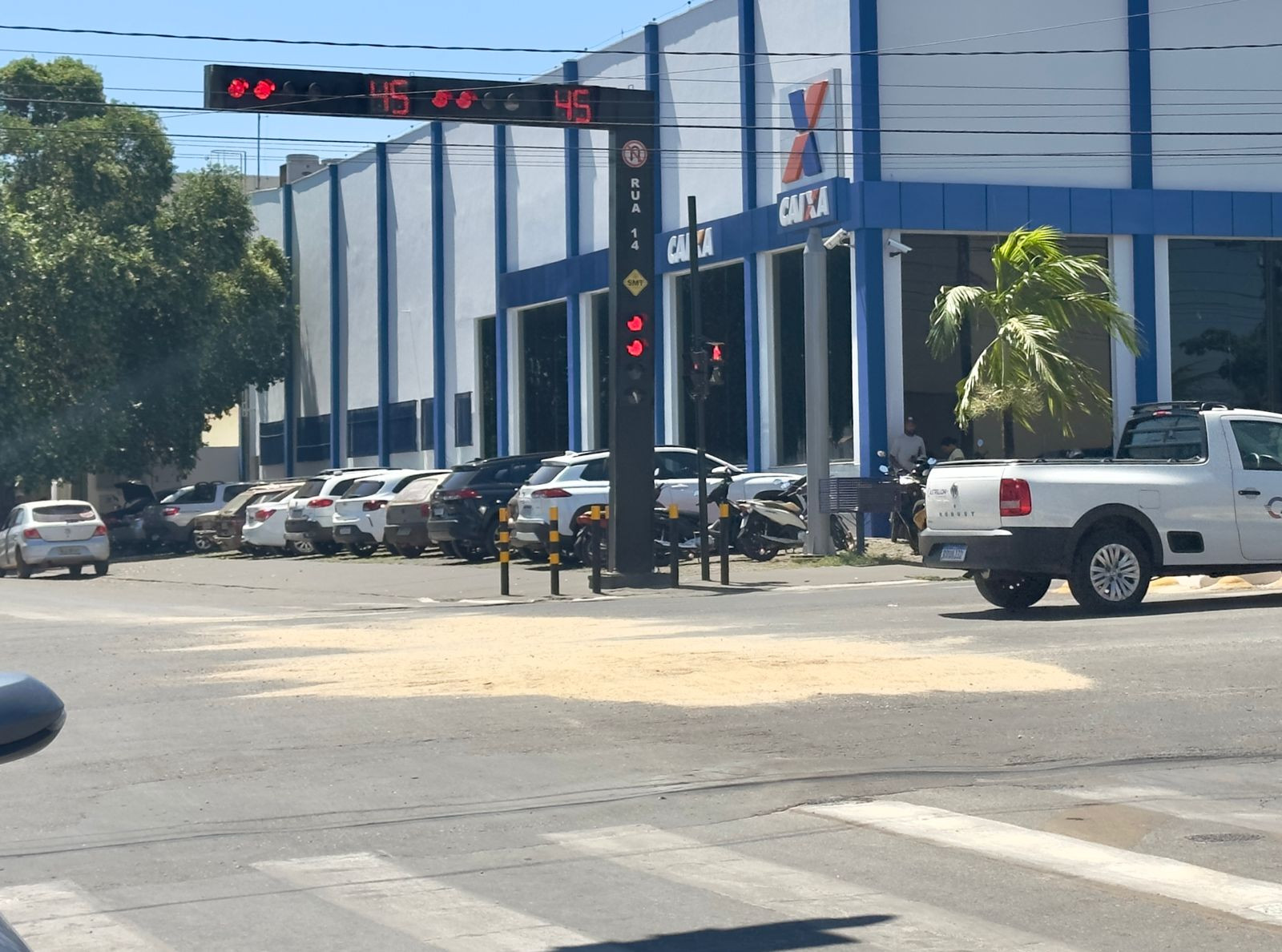 Areia sobre a pista aumenta o risco de acidentes de trânsito no centro da cidade