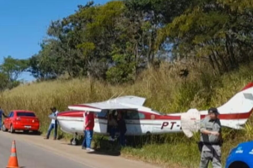 Avião que pousou na GO-080 em Damolândia segue no local após cerca de 24 horas