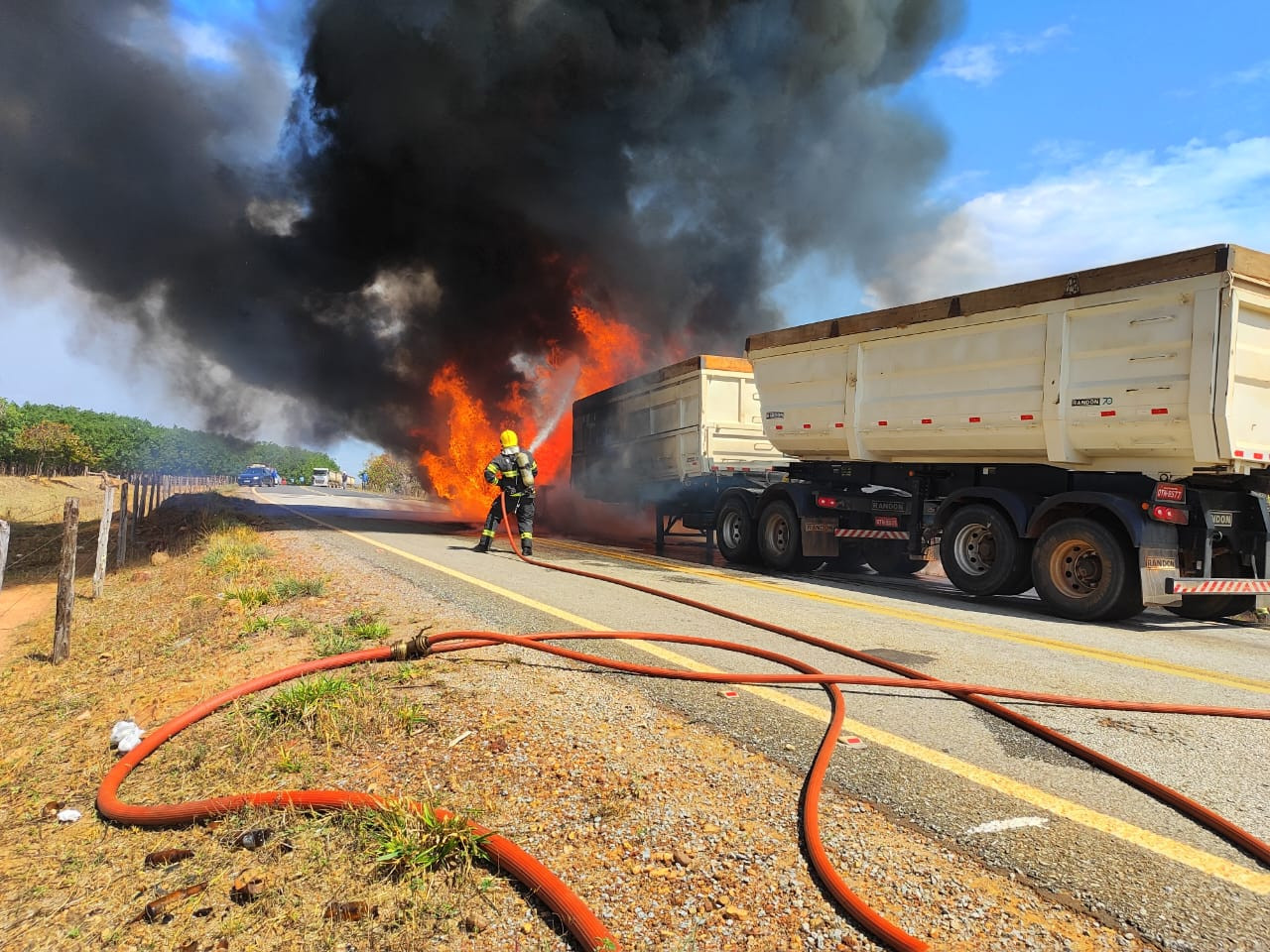 Carreta pega fogo na rodovia que liga a cidade de Goianésia à Vila Propício