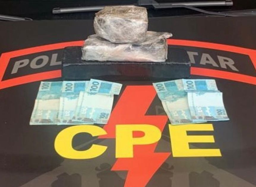 Após tentativa de fuga, motociclista é preso no Nova Aurora por tráfico de drogas